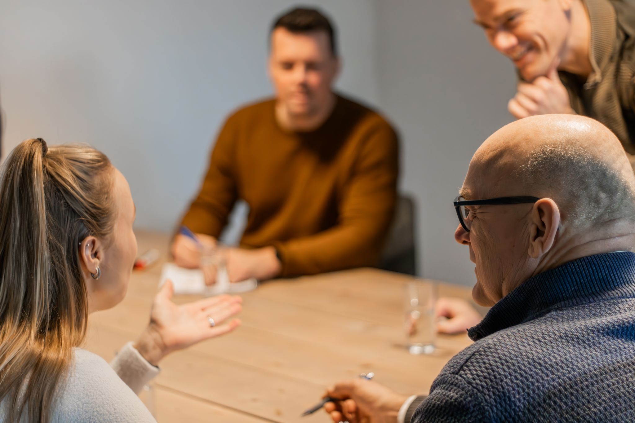 Gesprek aan tafel tijdens een coachingsessie bij Reflectiegroep